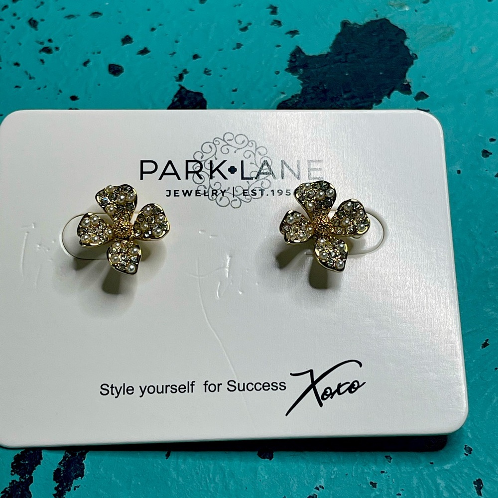 Gold Daisy Earrings